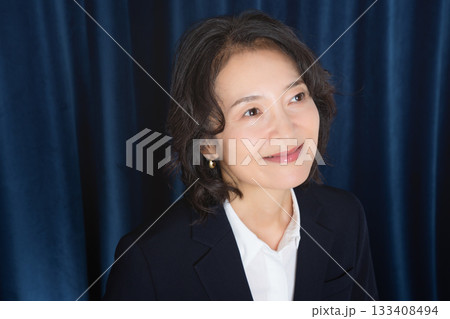 ミドルキャリアウーマンのビジネスポートレート 133408494