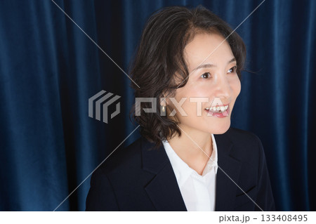 ミドルキャリアウーマンのビジネスポートレート 133408495