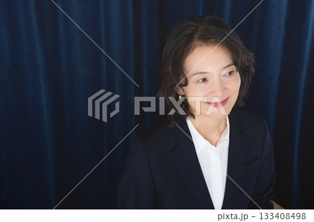 ミドルキャリアウーマンのビジネスポートレート 133408498