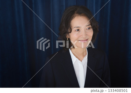 ミドルキャリアウーマンのビジネスポートレート ミドルキャリアウーマンのビジネスポートレート 133408501