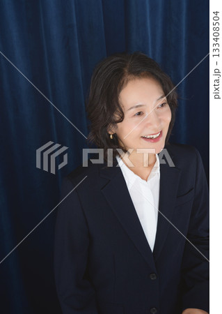 ミドルキャリアウーマンのビジネスポートレート 133408504
