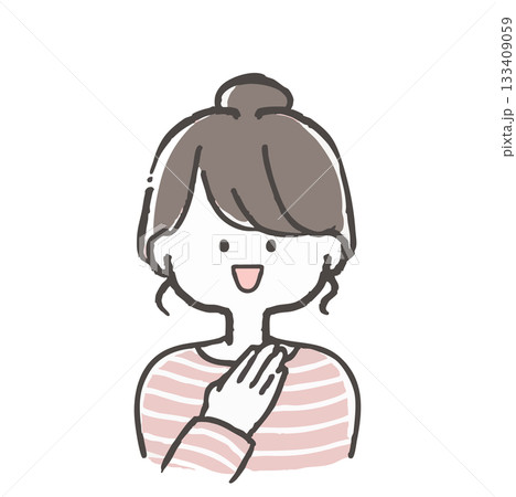 手を胸に添える笑顔のお団子ヘアーの女性 133409059