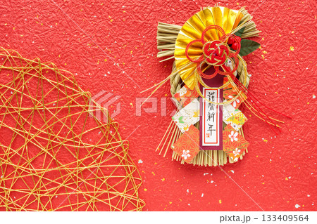 赤色背景の謹賀新年のしめ飾り 133409564