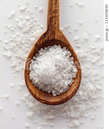 塩 白背景 木製スプーン 塩 白背景 木製スプーン 133409690