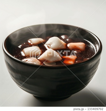 ぜんざい　sweet red bean soup with mochi　白背景 133409702