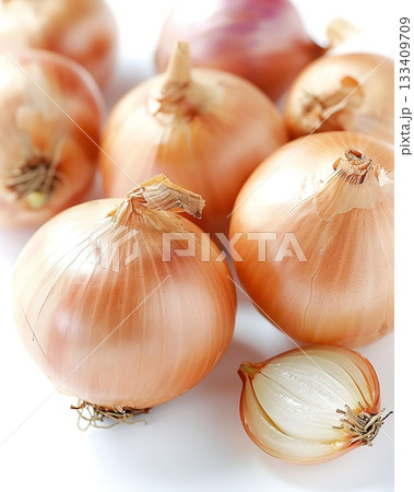 玉ねぎ　白背景 133409709