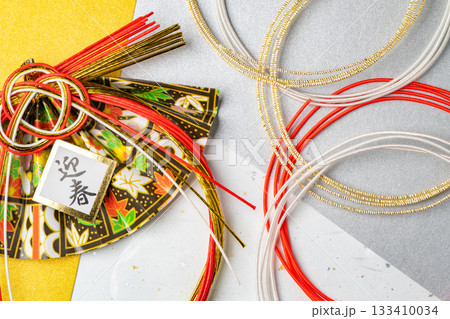 迎春飾りと水引パーツを組み合わせた華やかな構図 133410034