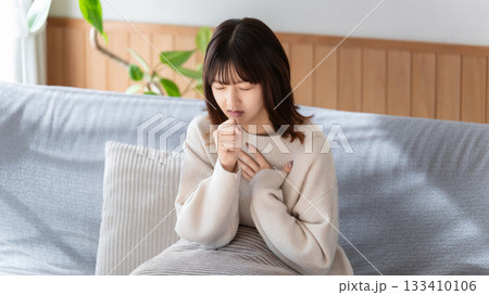 風邪をひいて咳き込む女性 風邪をひいて咳き込む女性 133410106