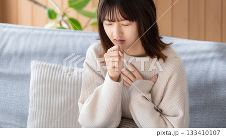 風邪をひいて咳き込む女性 風邪をひいて咳き込む女性 133410107