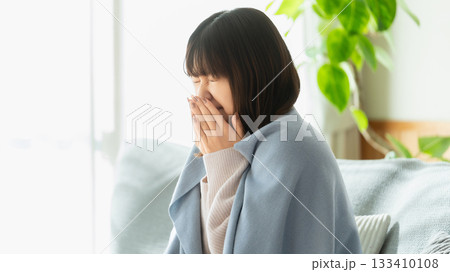 風邪を引いてくしゃみをする女性 風邪を引いてくしゃみをする女性 133410108