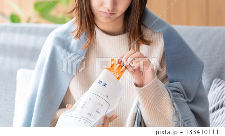 薬を飲む体調不良の女性 薬を飲む体調不良の女性 133410111