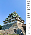 秋晴れの青空に映える名古屋城天守閣を仰ぎ見る〈愛知県名古屋市〉 133410581