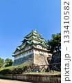 秋晴れの青空に映える名古屋城天守閣を仰ぎ見る〈愛知県名古屋市〉 133410582
