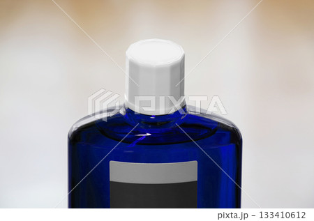 スクリューキャップを閉めた育毛剤の青色半透明のボトル スクリューキャップを閉めた育毛剤の青色半透明のボトル 133410612