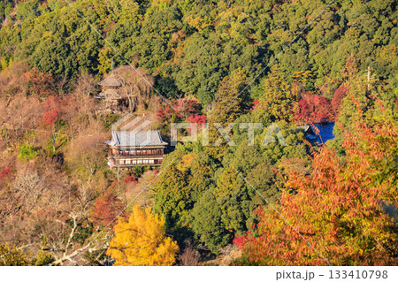 紅葉見頃な世界遺産吉野山 133410798