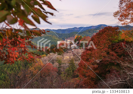 紅葉見頃な世界遺産吉野山 133410813