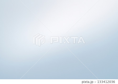 淡いシルバーとライトブルーがにじむ上品で未来的なグラデーション背景 133412036