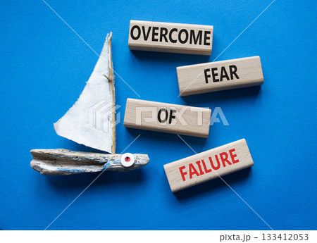 New roles and responsibilities symbol. Wooden blocks with words New roles and responsibilities. Beautiful blue background with boat. Business concept. Copy space. 133412053