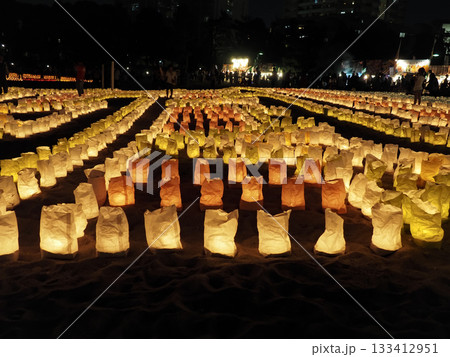 夜の砂浜に並ぶペーパーランプキャンドルの幻想風景 夜の砂浜に並ぶペーパーランプキャンドルの幻想風景 133412951