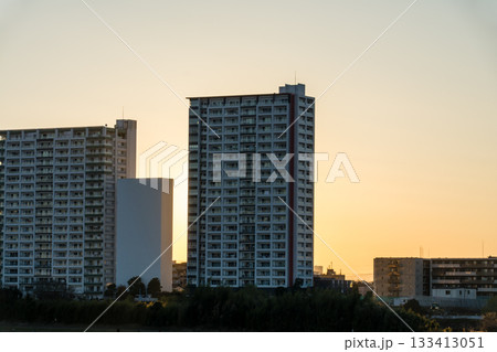 多摩川土手から見える夕日の空をバックグランドにした川崎側に立ち並ぶ高層マンション 多摩川土手から見える夕日の空をバックグランドにした川崎側に立ち並ぶ高層マンション 133413051