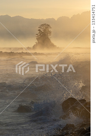 波しぶきと朝の雨晴海岸_縦 133414751