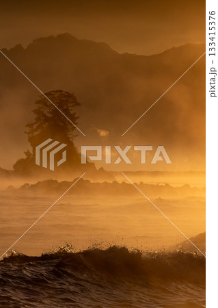 気嵐の海と手前の波_縦 133415376