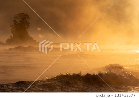 雨晴海岸の気嵐と女岩 133415377