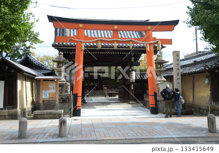 下御霊神社　境内入口の鳥居　京都市中京区下御霊前町 133415649