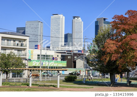 名古屋市、秋の米野公園の遊具広場 133415996