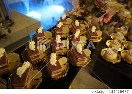 華やかなスイーツビュッフェに並ぶ小さなケーキ 133416477