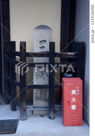 街角の風景 三条通りの道標 スケッチ写真 街角の風景 三条通りの道標 スケッチ写真 133416480