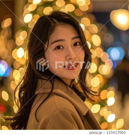 夜のイルミネーションが優しく輝く中、穏やかな笑顔で振り返る女性 夜のイルミネーションが優しく輝く中、穏やかな笑顔で振り返る女性 133417003
