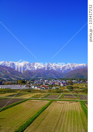 秋の白馬村から眺めた三段紅葉 133417232