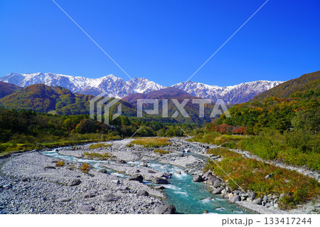 秋の白馬村から眺めた三段紅葉 133417244