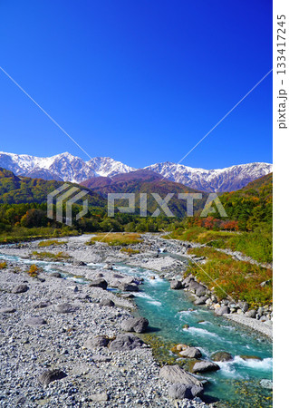 秋の白馬村から眺めた三段紅葉 133417245