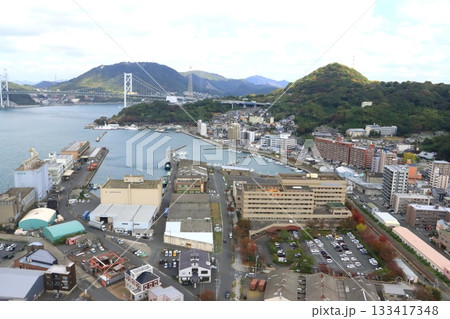 関門海峡と関門橋（門司港レトロ展望室より） 133417348