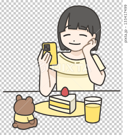 圖：一位女士正在為蛋糕旁的泰迪熊拍照 133417499