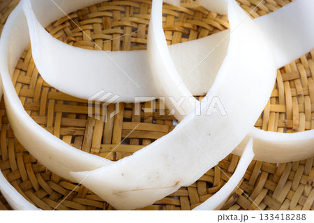 笊の上に乗った大根の皮 笊の上に乗った大根の皮 133418288