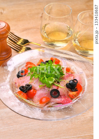 ぶり(鰤・ブリ)のシーフードカルパッチョ、前菜、イタリアン。 ぶり(鰤・ブリ)のシーフードカルパッチョ、前菜、イタリアン。 133418687