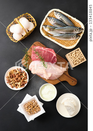 様々なタンパク質食材 133418845