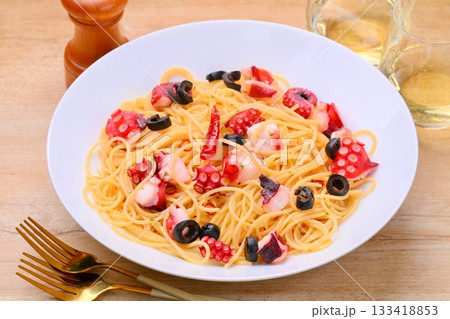 蛸（タコ・たこ）のペペロンチーノ、イタリアン・パスタ、シーフード料理。 133418853