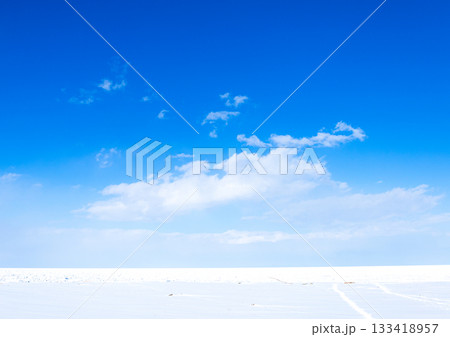 青空が広がる真冬の北海道オホーツク海に接岸した一面の流氷 青空が広がる真冬の北海道オホーツク海に接岸した一面の流氷 133418957