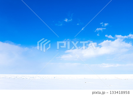 青空が広がる真冬の北海道オホーツク海に接岸した一面の流氷 133418958