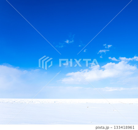 青空が広がる真冬の北海道オホーツク海に接岸した一面の流氷 青空が広がる真冬の北海道オホーツク海に接岸した一面の流氷 133418961