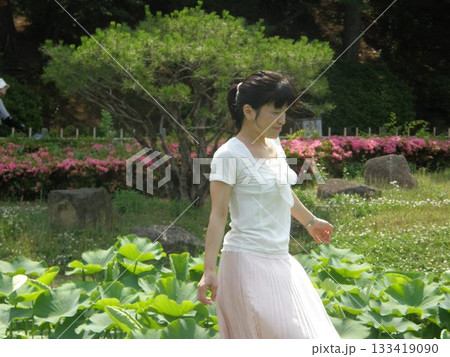 小屋の前に立つ女性 133419090