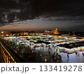 夜のモロッコのマラケシュの「ジャマ・エル・フナ広場」の全景（夜景） 133419278