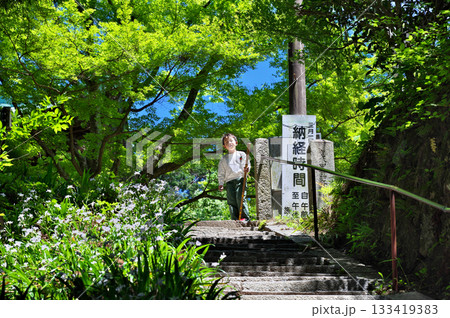 施福寺の参道を上がる男の子 133419383