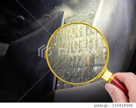 業務用エアコン内部の汚れ カビ ホコリを虫メガネでクローズアップ 業務用エアコン内部の汚れ カビ ホコリを虫メガネでクローズアップ 133419398