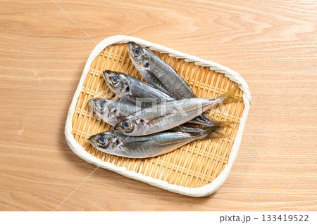 ざるに盛った小あじ ざるに盛った小あじ 133419522