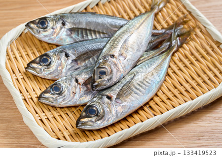ざるに盛った小あじ 133419523